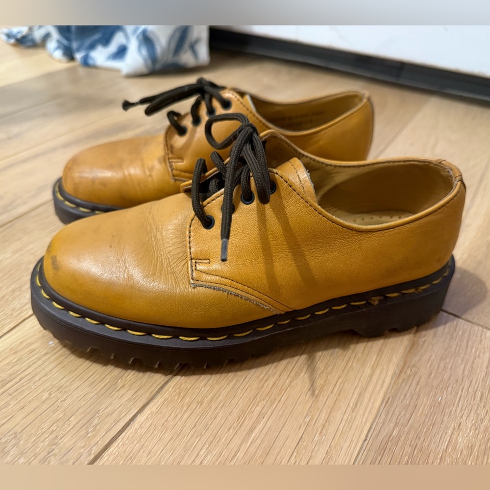 Low Top Dark Yellow/Camel Dr. Martens
